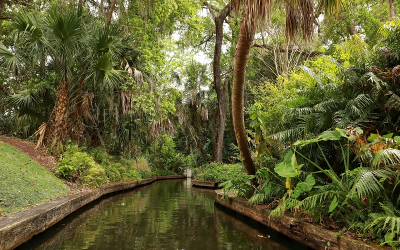 Scenic view of Winter Park, chain of lakes.  The chain of lakes is a popular tourist destination for residents and visitors to Winter Park, Florida, USA.